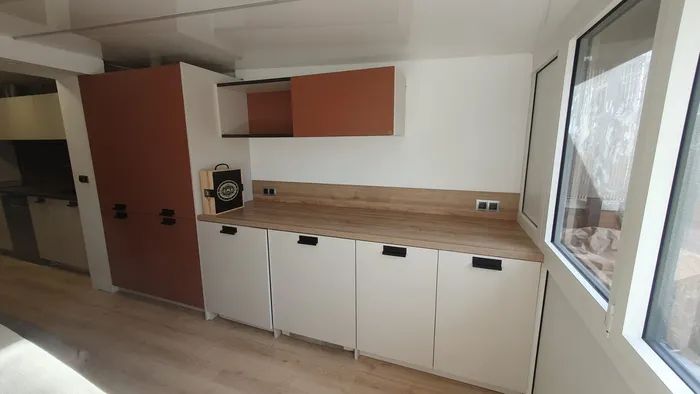 Armario a medida en obra con pared de ladrillo visto