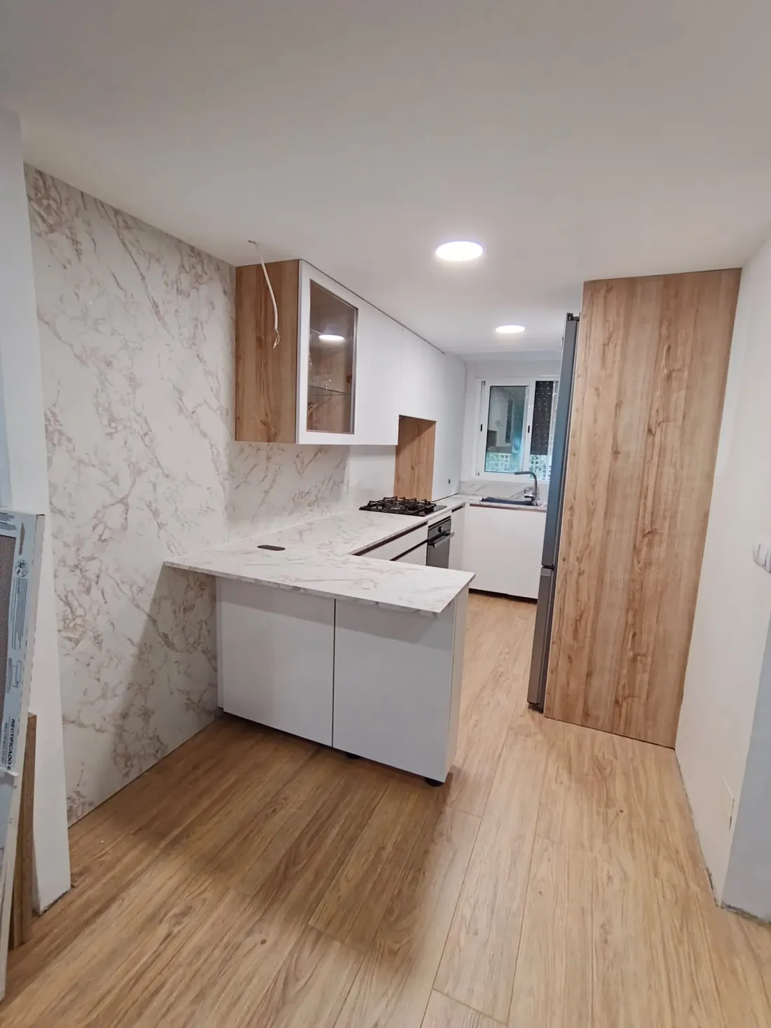 Cocina montada por Montajes Aguilar con encimera de mármol y muebles a medida