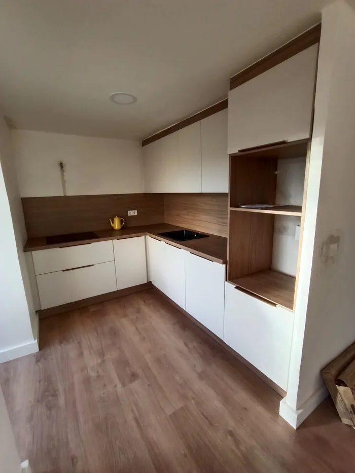 Cocina color crema montada junto a nevera combi