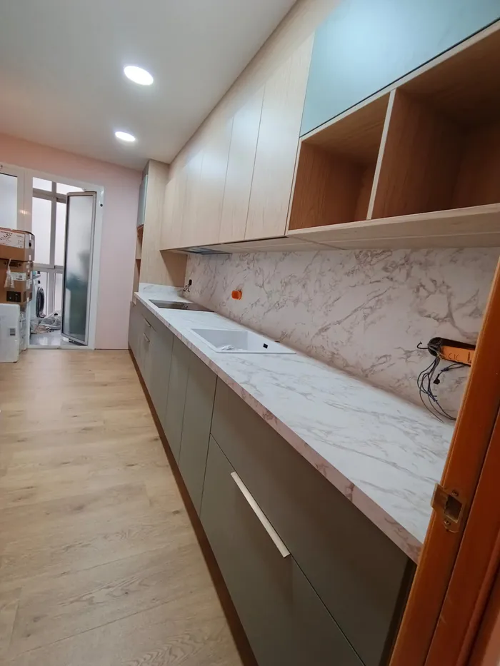 Cocina con isla en fase de montaje