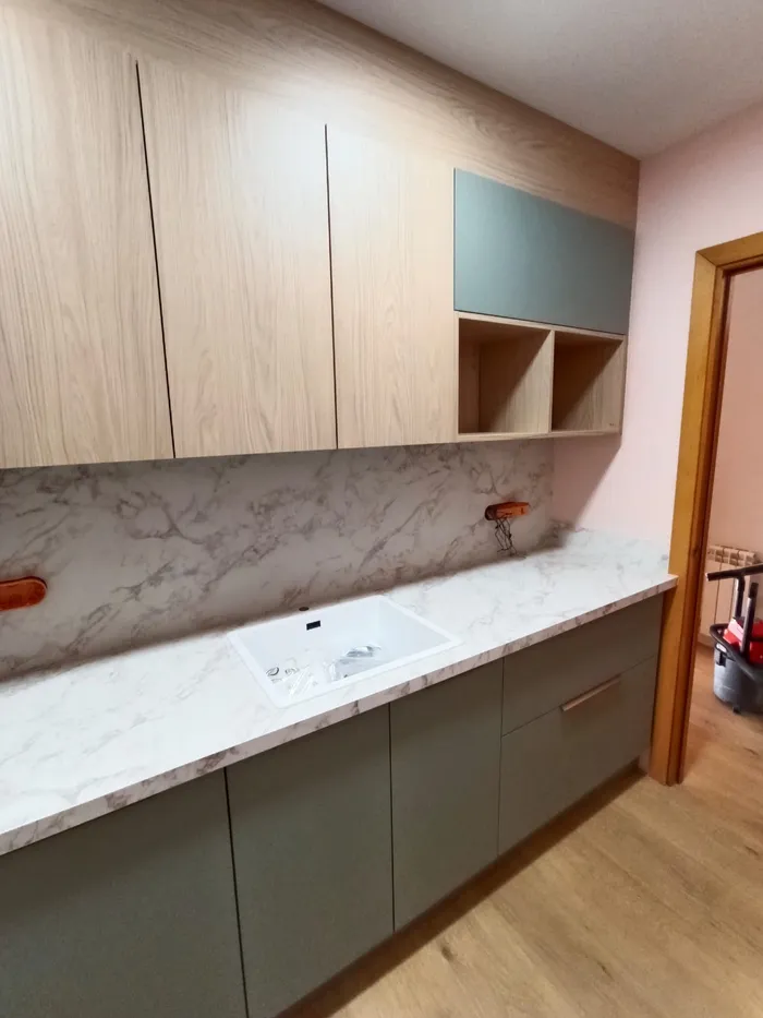 Cocina en verde oliva con encimera de mármol y fregadero