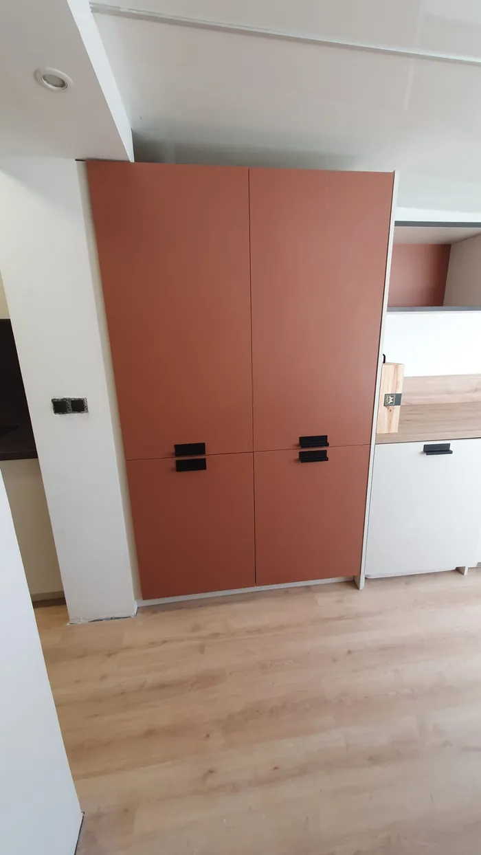 Estantería de madera a medida en vivienda con pared de ladrillo visto